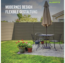 Moderner Sichtschutzzaun von Alberts im Garten mit Sitzgruppe, Tisch, Sonnenschirm und Pflanztöpfen auf einer Terrasse.