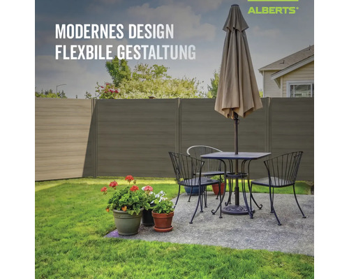 Moderner Sichtschutzzaun von Alberts im Garten mit Sitzgruppe, Tisch, Sonnenschirm und Pflanztöpfen auf einer Terrasse.