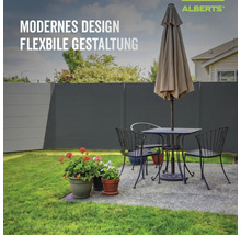 Moderner, modularer Sichtschutzzaun im Garten neben einer Terrasse mit Sitzgruppe, Sonnenschirm und Alberts Logo.