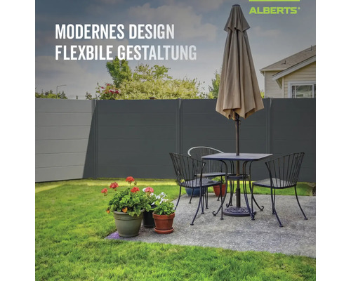 Moderner, modularer Sichtschutzzaun im Garten neben einer Terrasse mit Sitzgruppe, Sonnenschirm und Alberts Logo.