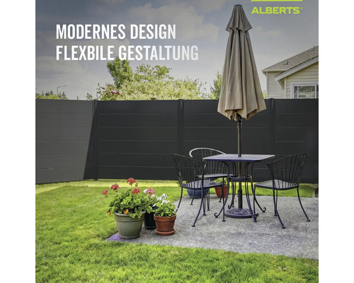 Alberts Sichtschutzzaun in Anthrazit im Garten hinter einer Sitzgruppe mit Tisch, Stühlen und Sonnenschirm.