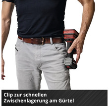 Ein Akkuschrauber hängt per Clip an einem Hosengürtel für den schnellen Zugriff bei der Arbeit