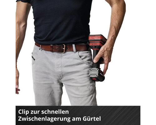 Ein Akkuschrauber hängt per Clip an einem Hosengürtel für den schnellen Zugriff bei der Arbeit