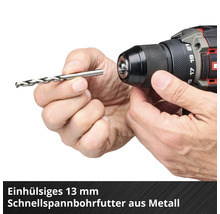 Einhelsiges dreizehn Millimeter Schnellspannbohrfutter aus Metall an einer Bohrmaschine beim Einsetzen eines Bohrers