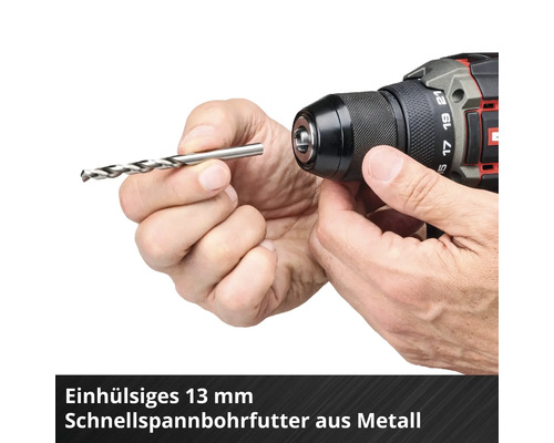 Einhelsiges dreizehn Millimeter Schnellspannbohrfutter aus Metall an einer Bohrmaschine beim Einsetzen eines Bohrers