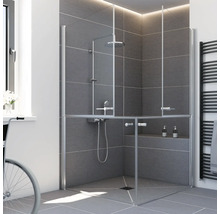 Barrierefreie Eckdusche mit halbhohen Pendeltüren aus Glas, grau gefliestem Duschbereich und Duscharmatur.