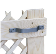 Nahaufnahme eines grauen Metallgriffs an einer ausziehbaren Barriere aus hellem Holz.