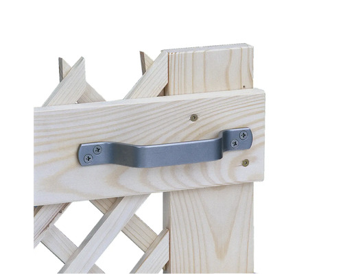 Nahaufnahme eines grauen Metallgriffs an einer ausziehbaren Barriere aus hellem Holz.