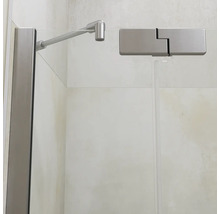 Duschwand aus Glas mit Haltestange und Scharnier aus Metall für eine moderne Duschkabine.