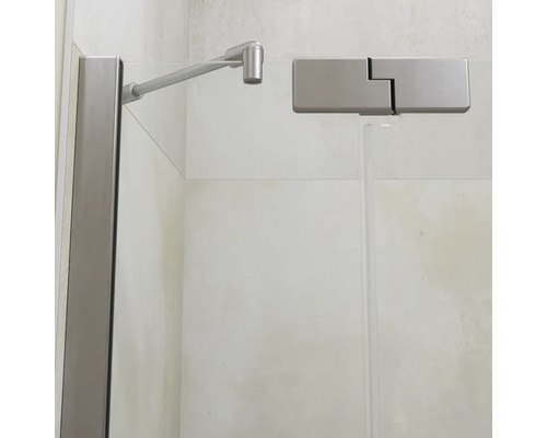 Duschwand aus Glas mit Haltestange und Scharnier aus Metall für eine moderne Duschkabine.