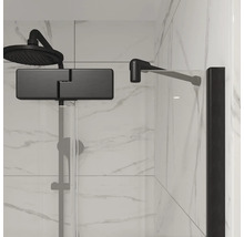 Duschsystem mit Kopfbrause und Duschabtrennung vor weißer Wand mit Marmoroptik Fliesen im Badezimmer