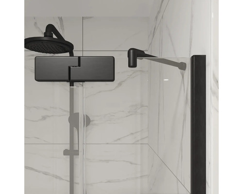 Duschsystem mit Kopfbrause und Duschabtrennung vor weißer Wand mit Marmoroptik Fliesen im Badezimmer