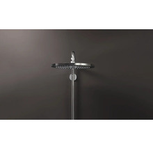 Runde Kopfbrause aus Metall mit Wandanschlussarmatur als Teil einer Duschsäule