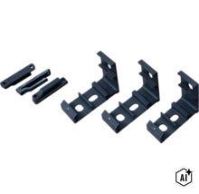 Set mit drei L-förmigen Metallhalterungen und drei passenden Schienen zur Befestigung von Sichtschutzelementen oder Zaunfeldern. (Image AI modified or generated)