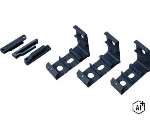 Set mit drei L-förmigen Metallhalterungen und drei passenden Schienen zur Befestigung von Sichtschutzelementen oder Zaunfeldern. (Image AI modified or generated)