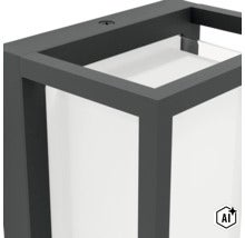 Moderne Außenwandleuchte mit eckigem Rahmen und integriertem Leuchtmittel für eine gleichmäßige Lichtverteilung. (Image AI modified or generated)