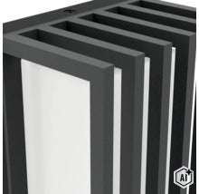Moderne Außenwandleuchte mit geometrischem Lamellendesign und weißem Diffusor zur gleichmäßigen Lichtverteilung. (Image AI modified or generated)