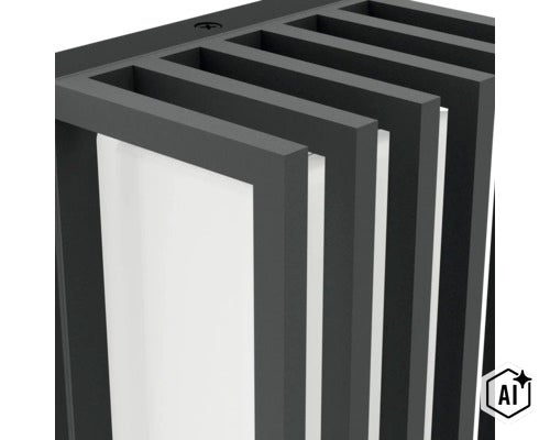 Moderne Außenwandleuchte mit geometrischem Lamellendesign und weißem Diffusor zur gleichmäßigen Lichtverteilung. (Image AI modified or generated)