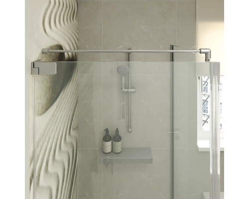 Moderne Duschtrennwand aus Glas mit Stabilisierungsstange und integrierter Duschablage in einem gefliesten Badezimmer.