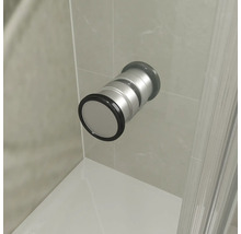 Wandmontierter Brausehalter fuer Duschstange aus Metall in einer gefliesten Dusche.