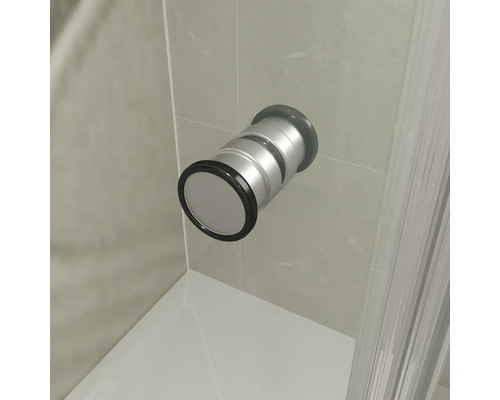 Wandmontierter Brausehalter fuer Duschstange aus Metall in einer gefliesten Dusche.