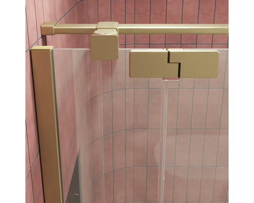 Duschwand aus Glas mit mattem goldfarbenem Profil und Wandanschluss in einer gefliesten Duschkabine
