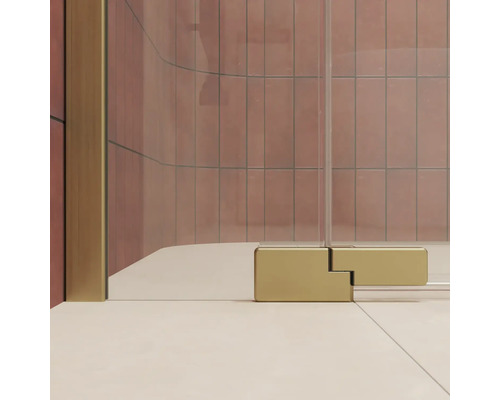 Duschwandbeschlag aus Metall in Goldoptik für Glasduschtüren in einem modernen Badezimmer.