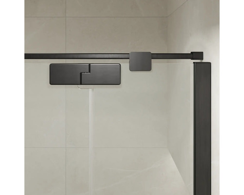 Details der Duschkabine mit Schiebetürsystem und Beschlägen aus Metall an einer Glaswand vor einer Fliesenwand im Badezimmer.