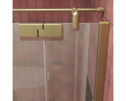 Duschwand aus Glas mit goldenen Beschlägen und Stabilisierungsstange vor gefliesten Wänden