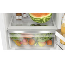VitaFresh XXL Gemüseschublade in einem Kühlschrank gefüllt mit frischem Obst und Gemüse zur optimalen Lebensmittellagerung.