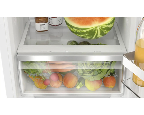 VitaFresh XXL Gemüseschublade in einem Kühlschrank gefüllt mit frischem Obst und Gemüse zur optimalen Lebensmittellagerung.