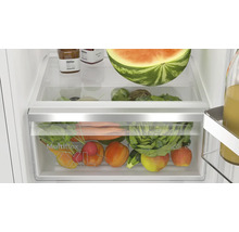 Innenansicht eines Kühlschranks mit MultiBox XXL Gemüseschublade, gefüllt mit frischem Obst und Gemüse auf verschiedenen Ablageebenen.