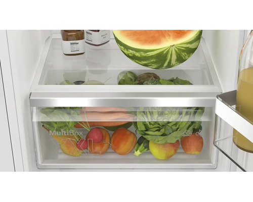 Innenansicht eines Kühlschranks mit MultiBox XXL Gemüseschublade, gefüllt mit frischem Obst und Gemüse auf verschiedenen Ablageebenen.