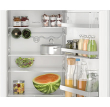 Geöffneter Bosch Kühlschrank mit Regalböden, Flaschenablage und gefüllten Türfächern sowie integriertem CoolAirflow System.