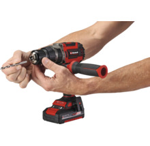 Einhell Akku Bohrhammer mit einer Hand beim Einsetzen eines Bohrers in das Bohrfutter.