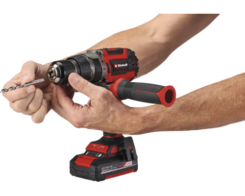 Einhell Akku Bohrhammer mit einer Hand beim Einsetzen eines Bohrers in das Bohrfutter.