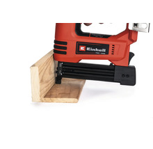 Einhell Akku Nagler beim Arbeiten an einem Holzwerkstück