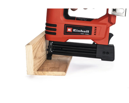 Einhell Akku Nagler beim Arbeiten an einem Holzwerkstück