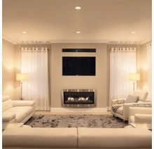 Wohnzimmer mit Kamin Wandmontage Fernseher und heller Sitzgruppe in modernem Ambiente