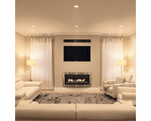 Wohnzimmer mit Kamin Wandmontage Fernseher und heller Sitzgruppe in modernem Ambiente