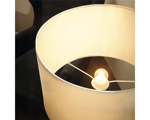 Moderne Stehlampe mit zylindrischem Lampenschirm aus Stoff und integriertem Leuchtmittel für eine helle Raumbeleuchtung.