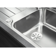 Edelstahl Einbauspüle von Blanco mit Abtropffläche und Siebkorbventil in einer Küchenarbeitsplatte eingelassen.