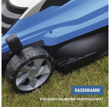 Detailansicht eines Rasenmähers mit Rasenkamm für einen sauberen Kantenschnitt auf einer Rasenfläche.