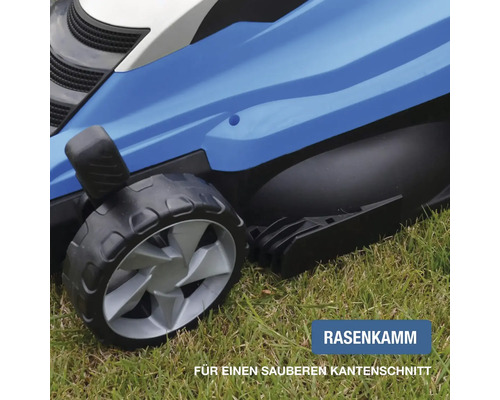 Detailansicht eines Rasenmähers mit Rasenkamm für einen sauberen Kantenschnitt auf einer Rasenfläche.