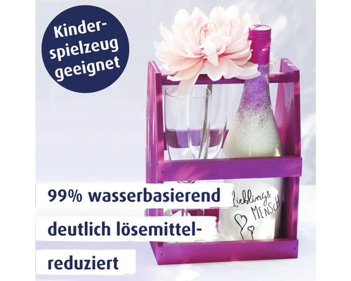 Ein pinkfarbener Holzkasten mit einer Flasche und Gläsern, geeignet für Kinderspielzeug und wasserbasiert sowie lösemittelreduziert.
