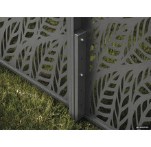 Sichtschutzelement aus Metall mit dekorativem Blattmuster und Pfostenbefestigung zur Gartenabgrenzung.