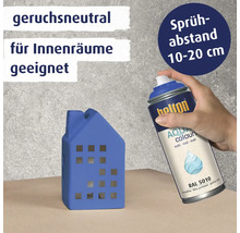 Eine Hand verwendet eine Sprühdose Belton Aqua Colours matt RAL 5010, um ein kleines Hausmodell zu besprühen, geeignet für Innenräume.