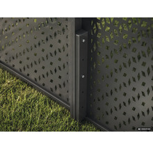Metall Sichtschutzelement mit dekorativem Rautenmuster und vertikalem Pfostenverbinder zur Gartenabgrenzung.