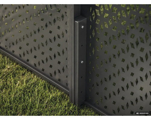 Metall Sichtschutzelement mit dekorativem Rautenmuster und vertikalem Pfostenverbinder zur Gartenabgrenzung.