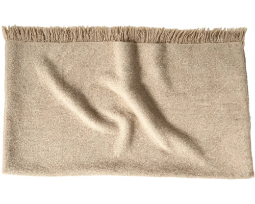 Eine weiche Wohndecke mit Fransen aus Textil für Wohnzimmer oder Schlafzimmer
